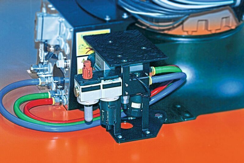 Bild 2: Die kompakte Schweißzangenkühlung Master Jet System findet direkt neben der Versorgungsplattform des Roboters an der Fundamentbefestigung Platz.  (Kuka Deutschland)