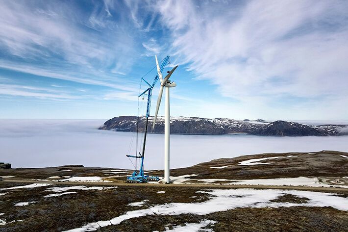 Starker Einsatz in Norwegen: Ein Liebherr-Mobilkran LTM 1750-9.1 montiert eine Windkraftanlage. (Liebherr)