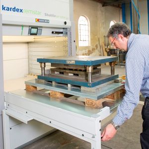 Der Lagerlift von Kardex Remstar kann Lagergut bis 1000 kg pro Tablar aufnehmen und ist deshalb in der Produktionslogistik begehrt.