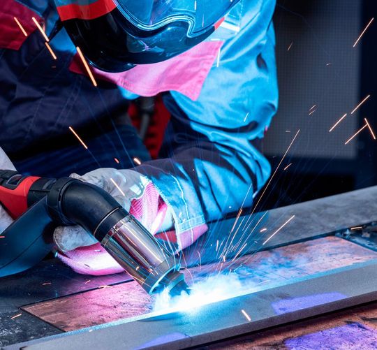 Für das WIG- und MIG/MAG-Schweißen per Hand hat Fronius ein arbeits- und aufwandserleichterndes Schweißbrennersystem geschaffen. Es heißt Multilock. Hier im Bild, ist eine Variante mit dem Fumeex-Set zum Absaugbrenner aufgerüstet.(Bild:  Fronius)