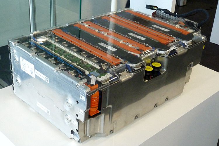 Das flüssigkeitsgekühlte Lithium-Ionen-Batteriesystem liefert Bosch. Der Zulieferer baut es aus den Zellen seines ehemaligen Joint-Venture-Partners Samsung. Andere Hersteller, zum Beispiel BMW, fertigen ihre Hochvoltbatterien selbst. (Wolfgang Pester)