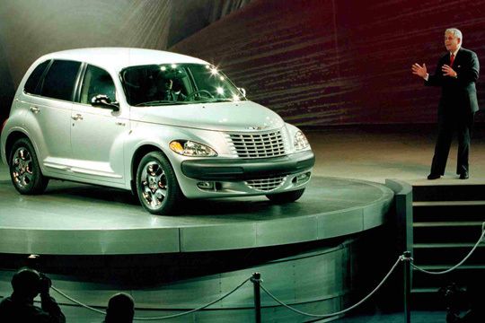 Der damalige Chrysler-Chef Bob Eaton präsentierte den PT Cruiser erstmals auf der Detroiter Automesse im Januar 1999. (Archiv: Vogel Business Media)