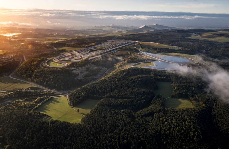 Auf dem Mercedes-Testgelände in Immendingen arbeiten Experten aus zahlreichen Disziplinen und ein Schäfer mit seiner Herde. (Bild: Mercedes-Benz)