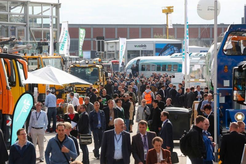 Branchenhersteller aus dem In- und Ausland nutzten die Messe, um ihre neuen Fahrzeuge der Öffentlichkeit zu präsentieren oder symbolisch an ihre Kunden zu überreichen. (Messe Berlin)