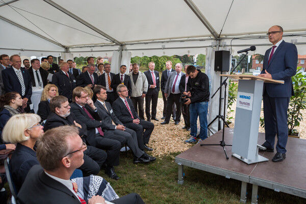 Grußwort des Ministerpräsidenten des Landes Mecklenburg-Vorpommern, Erwin Sellering, beim ersten Spatenstich zum größten kommerziellen Batterieparks (Bild: WEMAG)