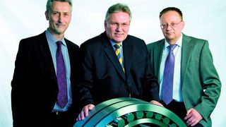 Dr.-Ing. Jens Walther, Dr. Götz Hanke und Karl Wolter (v.r.) von KRW setzen auf hochwertige kundenspezifische Wälzlager.  (Bild: Kugel- und Rollenlagerwerk Leipzig)