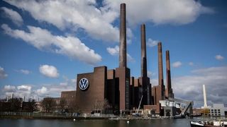 Volkswagen unter Druck! Die gestrigen Tarifverhandlungen zwischen der IG Metall und der VW-Chefetage verliefen nach fünf Stunden quasi im Sande. Parallel protestierten Tausende gegen geplante Werksschließungen. Ab Dezember drohen durchaus Warnstreiks ... (Bild: Volkswagen)