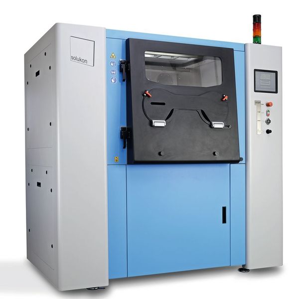 Die SFM-AT800 von Solukon bietet Platz für Bauteile bis 300 kg in den Abmessungen 800 mm × 400 mm × 550 mm. (Solukon)