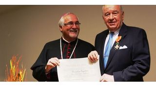 Der Protestant Michael Ungethüm (rechts) erhält von Bischof Gebhard Fürst die Ritterwürde des Gregoriusordens. (Bild: Aesculap)