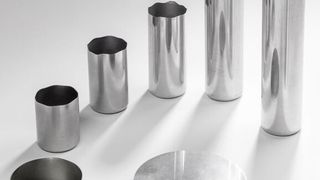 Die Zieh- und Abstreckpresse Icon V-Drive erlaubt die Verwendung bis zu 100 % recycelten Aluminiums, automatisch als Ronden zugeführt. (Bild: Schuler)