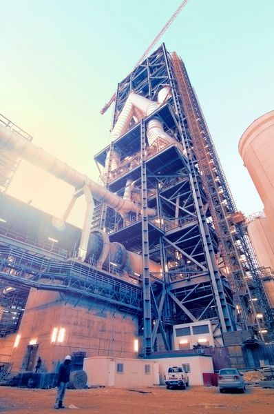 Vorwärmer und Drehofen einer in Betrieb befindlichen Zementproduktionslinie der Yamama Saudi Cement Company mit einer Kapazität von 10.000 Tagestonnen Zementklinker, die durch thyssenkrupp schlüsselfertig gebaut wurde (Bild: Thyssenkrupp)