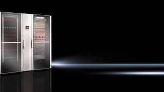 „Liquid Cooling Package LCP Inline CW“ bezeichnet das Rittal-System für eine wasserbasierte  Reihenklimatisierung. Ein Web-basiertes Tool, der „IT Cooling Kalkulator“,  hilft bei der Auswahl des passenden LCP-Systems. (Rittal)