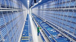 Im neuen Distributionszentrum von Salus entnehmen die Mitarbeiter, geführt von integrierten Pick-by-Light-Systemen, die entsprechenden Auftragsposten und kommissionieren sie direkt in die Versandbehälter. (SSI Schäfer)