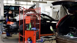 Im Schnitt 20 Autos bringt die W. Frisch GmbH pro Woche in der Karosserieabteilung wieder in Form. (Schlieben)