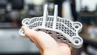 Mit additiver Technologie entstehen aus unterschiedlichen Metallen hochdetaillierte, komplexe Bauteile in außergewöhnlicher Präzision. Zum Einsatz kommt dabei das Direkte Metall-Lasersintern (DMLS). (Bild: Xometry)