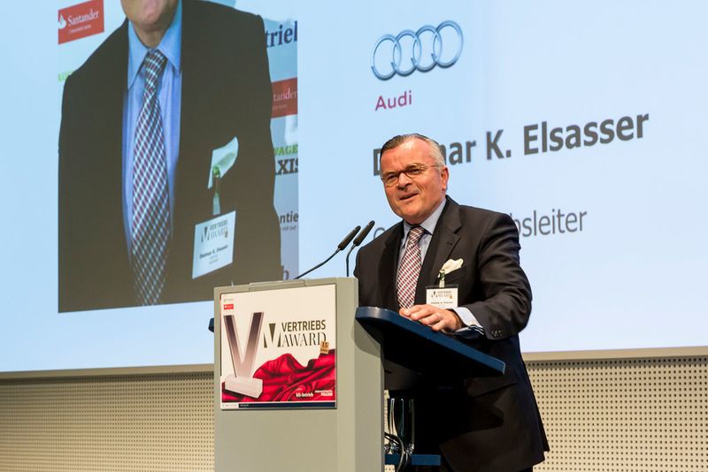 Wie eng das Verhältnis zwischen Hersteller und Händler sein kann, demonstrierte Dietmar K. Elsasser von der Audi AG. Er betreut den Sieger, das Autohaus Kuhn & Witte, seit vielen Jahren. Seine sehr persönlichen Glückwünsche und Dankesworte belegten die guten Beziehungen des Konzerns zu seinem Vertriebspartner in Jesteburg. (Stefan Bausewein)