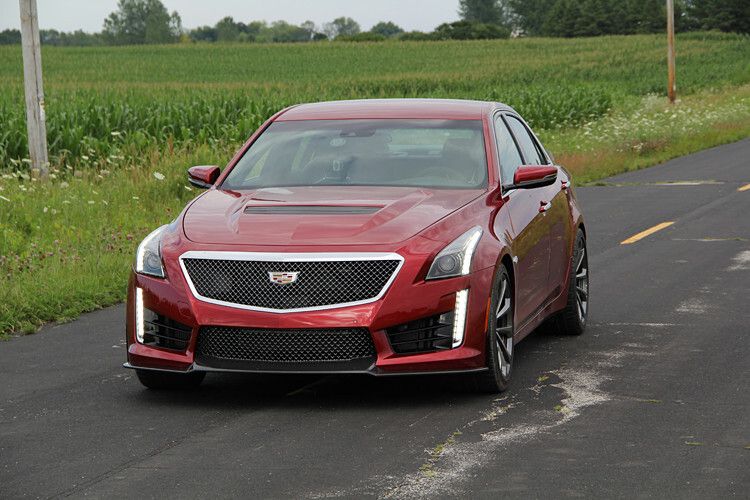 Der CTS-V zeigt zur kantigen Linienführung auch einen sportlich betonten Kühlergrill und große Lufteinlässe für den Frontmotor. (Foto: Cadillac)