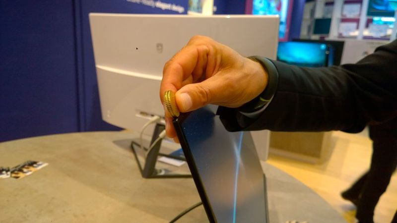 Die kommende C7-Baureihe von Philips Monitore: Das Display ist nicht dicker als zwei 50-Cent-Münzen. (Vogel IT-Medien)