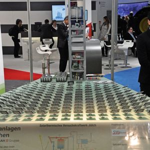 In Solarturmkraftwerken – hier ein Modell von Gemasolar – wird die Wärmeenergie in Salzschmelzen gespeichert. Sie können dadurch dann elektrische Energie erzeugen, wenn diese benötigt wird.