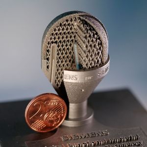 Dieses poröse, additiv gefertigte Metallteil beweist, wie ein Monomaterial Multifunktionen haben kann, so Siemens. Es besteht aus einer 2-lagigen Haube, einem fluiddurchlässigen Stützgitter und massiven Breichen sogenannte Temporatorsensorkanäle nebst Umhüllung(Bild:  Siemens)