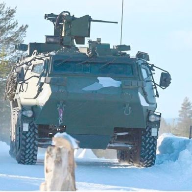 So sieht der für die Bundeswehr vorgesehene und noch von Patria in Finnland gefertigte Transportpanzer aus, der den Fuchs ersetzen soll. KNDS übernimmt die Produktion für die Bundeswehr noch in diesem Jahr, was einen Push für die Arbeitssituation im Saarland bedeutet ... (Bild: Patria)