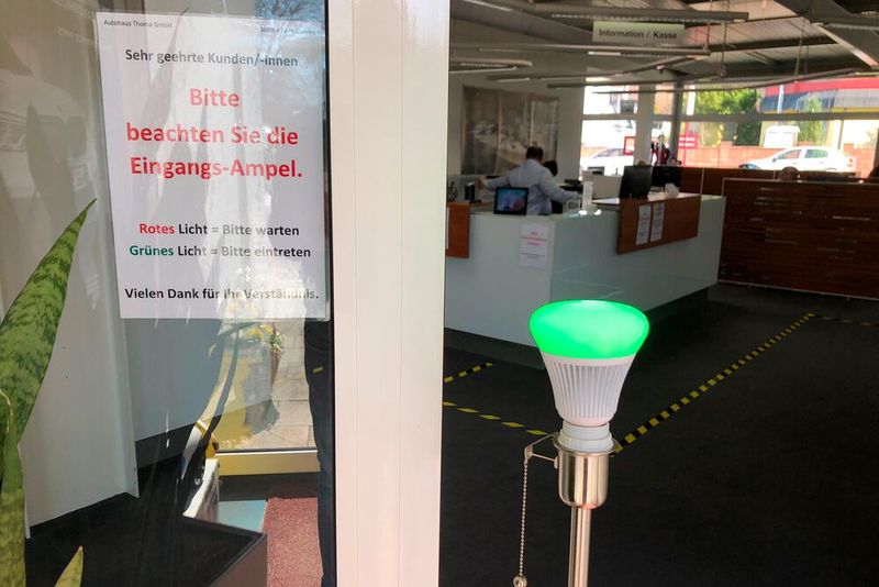 Die selbstgebastelte Ampelanlage hilft bei der Orientierung: Erst wenn sie auf Grün schaltet, darf der Kunde reinkommen. (Bild: Autohaus Thoma)