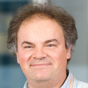 Früher wurde bei einem Krankheitsbild nach dem verantwortlichen Gen gesucht. Heute sind alle Gene prinzipiell bekannt, und die Fragestellung ist viel systematischer: Was genau bewirken die zu dieser Krankheit gehörigen Gene im Körper? Welche biochemischen Wege und Signalketten werden gestört und wie lässt sich dieser wieder in Gang bringen? Jürgen Knoblich ist überzeugt: „Genau an diesem Punkt müssen Medikamente ansetzen, um die Krankheit in den Griff zu bekommen.“ 