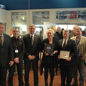 Übergabe der Urkunden (v.l.n.r.): Geir Eyjólfsson Leiter der Abteilung Metallbearbeitung, Hjörtur P. Jónsson, Geschäftsführer des Haas Factory Outlets, Alain Reynvoet, Geschäftsführer von Haas Automation Europe, Ingileif Oddsdóttir, Direktorin des FNV, Björn Sighvatz Leiter der Abteilung Schiffskonstruktionen, und Sigurbjörn Björnsson Lehrer für Metallbearbeitung. 