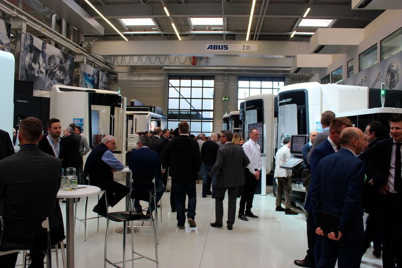 Wie jedes Jahr herrscht gute Stimmung unter den Gästen der traditionellen Hausausstellung von DMG Mori in Pfronten. (Sonnenberg)