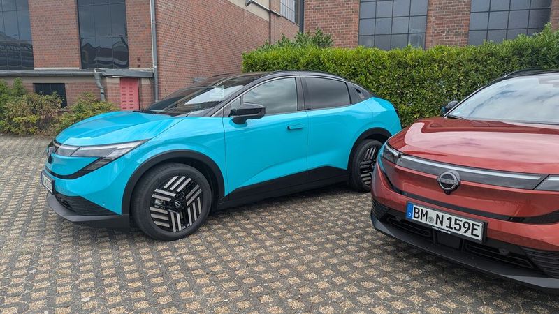 Kunden können aus vier Lackierungen und sechs Zweifarblackierungen mit schwarz abgesetztem Dach wählen. Serienmäßig kommt er in rot. (Bild: Simon – VCG)