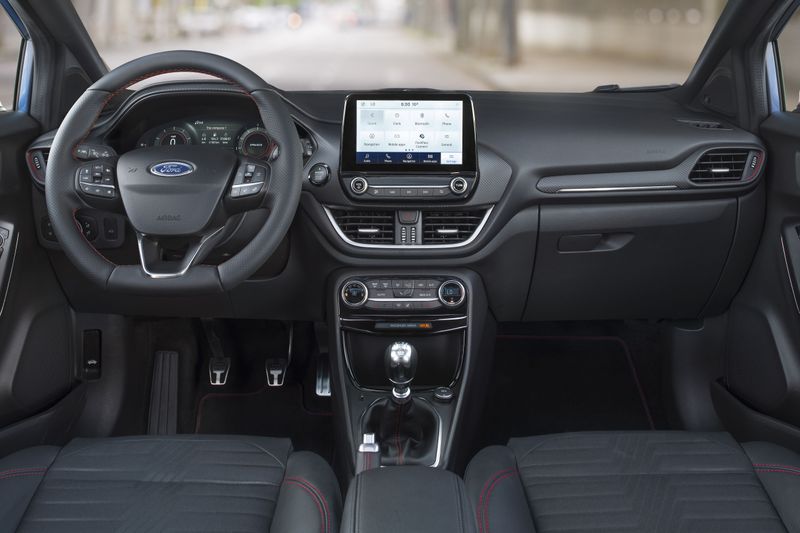 Das Cockpit stammt weitgehend aus dem Fiesta. (Ford)