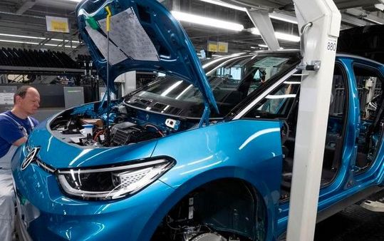 Länger ohne Mehr! Der Autobranchenexperte Ferdinand Dudenhöffer ist angesichts der Lage bei Volkswagen dafür, dass für einige Jahre die 35-Stunden-Woche ad acta gelegt werden sollte, damit Erholung kommen kann ...(Bild:  Volkswagen)
