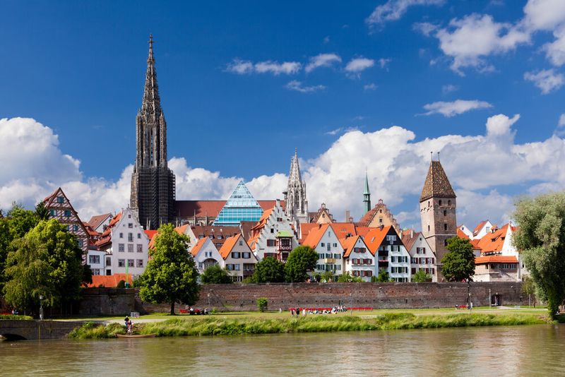 Ulm strebt mit der Umsetzung der Digitalen Agenda an, die Stadt attraktiver, nachhaltiger und innovativer zu gestalten. Der Ansatz, der dabei verfolgt wird, lässt sich als „Digitalisierung von unten“ bezeichnen, bei dem den Bürgern ein zentraler Stellenwert zukommt. Digitalisierungsmaßnahmen sollen dazu beitragen, die Lebensqualität und Zufriedenheit der Bevölkerung zu erhöhen. In diesem Zusammenhang ist es der Stadt wichtig, digitale Projekte
für ihre Bürger begreifbar zu machen und nachhaltige Lösungen zu etablieren. Darüber hinaus besteht auch in der digitalen Befähigung der städtischen Angestellten eine wesentliche Zielsetzung.  (© 4th Life Photography - stock.adobe.com)