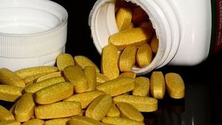 Bei der Karriere hilft in erster Linie Vitamin B! (Bild: Wkicommons)