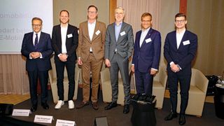 Die Teilnehmer des Automobildialogs (v. l.): Dr. Christoph Konrad (ZDK), Felix Neugebauer (ATH Autohaus Leonberg), Bernd Reuther (MdB), Kurt-Christoph von Knobelsdorff (Now), Dr. Kurt-Christian Scheel (ZDK) und Philipp Hempel (MG Motor Deutschland). (Bild: Zietz – VCG)
