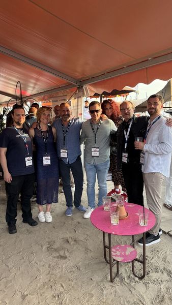 Dieses Mal bin ich als Fotobomb auf dem Cloudflare Teamfoto mit dabei. (Bild: Vogel IT-Medien)
