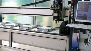 Mit der Fräsmaschine lassen sich Profile und Platten aus Aluminium und Kunststoff bearbeiten. (Archiv: Vogel Business Media)