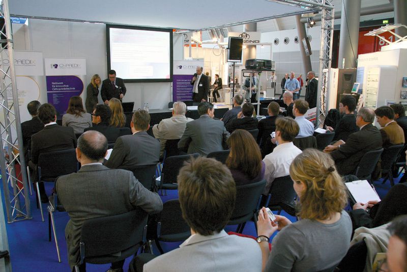 Das Innovationsforum ist ein fester Bestandteil der Messe. Hier werden während der gesamten drei Messetage Vorträge rund um medizintechnische Neuentwicklungen gehalten.  (Bild: UBM Canon)