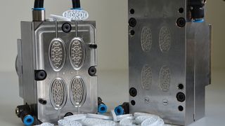 Diese neuartige, rund 11 kg schwere Mikro-Spritzgießform (Micro-Mold) von Zahoransky ist sehr kompakt und beschleunigt die Zahnbürstenfertigung im Rahmen des 3D-Tufting-Verfahrens. (Zahoransky)