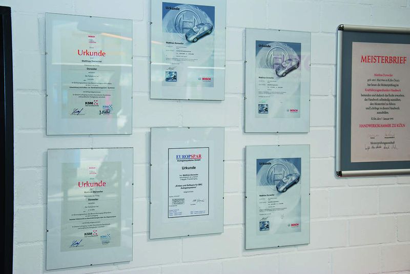 Die Zahlreichen Urkunden und Teilnahmebescheinigungen belegen das hohe Ausbildungsniveau bei Kfz-Technik Dorweiler. (Archiv: Vogel Business Media)