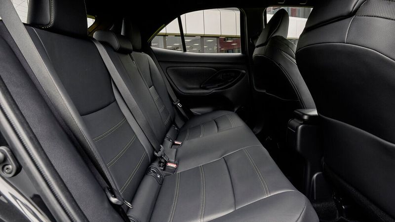 Auch im Fond finden Erwachsene ausreichend viel Platz. Mit drei Personen wird es allerdings hier seitlich zu eng. (Bild: Toyota)