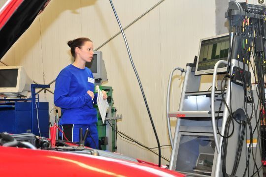 Diana Conzelmann aus Baden Württemberg beobachtet die Schadstoffwerte des Opel Astra für die Abgasdiagnose. (Archiv: Vogel Business Media)