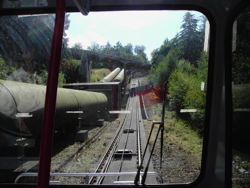 Blick aus dem Kabinenfenster auf die Fallrohre des Pumpspeicher-Kraftwerkes Waldeck 1. (Archiv: Vogel Business Media)