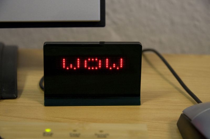 Sie sind kein Freund der vielen Worte und kommunizieren eigentlich sowieso lieber digital? Mit der USB LED-Anzeigetafel haben Sie nun die Möglichkeit, Ihre Kollegen im Büro auch im Reallife stilsicher zu informieren. Bis zu acht verschiedenen Nachrichten sowie Grafiken und Sounds können gespeichert und nach Belieben abgespielt werden. Auch die Laufrichtung, Geschwindigkeit sowie die Helligkeit der Anzeige ist verstellbar. Ein weiteres hilfreiches Feature: Über ein Programm können auch RSS-Feeds auf die Anzeigentafel gespielt werden. GetDigital.de bietet die USB LED-Anzeigetafel für knapp 30 Euro an. (Bildquelle: Getdigital)