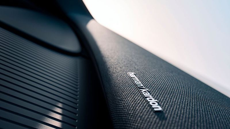 Die Soundbar läuft über die gesamte Breite des Cockpits. Das vollelektrische Kompakt-SUV Volvo EX30 kostet 36.590 Euro. (Bild: Volvo)