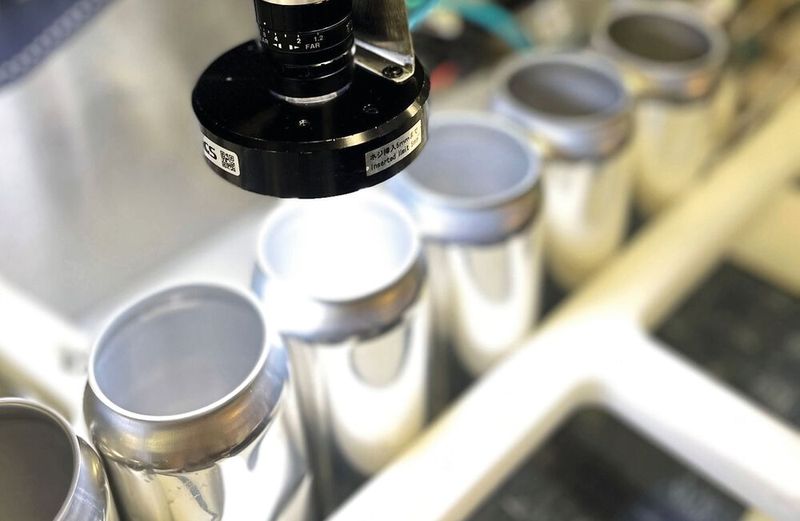 Flächenkameras ermöglichen eine robuste Erkennung von Fehlern an Aluminiumdosen wie Dellen, Beschädigungen oder Unvollkommenheiten an der Dosenoberfläche und verringern so das Risiko von Produktverunreinigungen oder des Auslaufens.(Bild:  Teledyne Vision Solutions)
