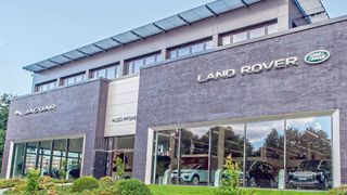 Das Jaguar- und Land-Rover-Autohaus in Hamburg-Fuhlsbüttel. (Bild: Hugo Pfohe)