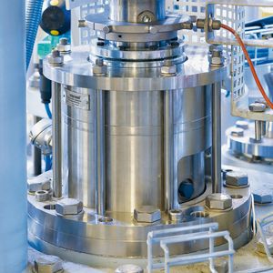 Bild 1: Das Verhalten des gesamten Dichtsystems bei korrosivem Angriff oder auch starker Stoßbelastung wird vom Schichtaufbau maßgeblich bestimmt.