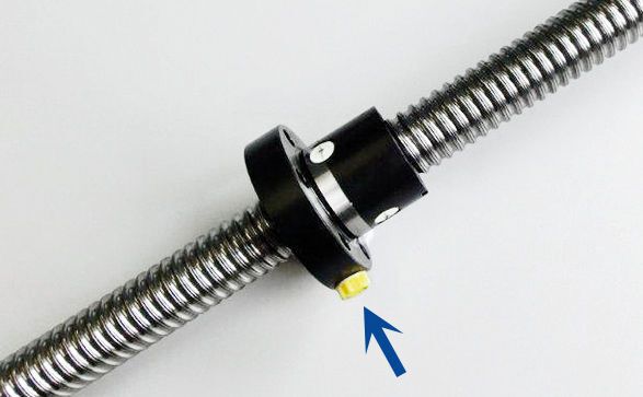 Eine fettgeschmierte Kugelumlaufmutter kann einen Schmiernippel am Flansch (sofern vorhanden) oder am Körper der Mutter aufweisen. (Bild: Thomson Neff)