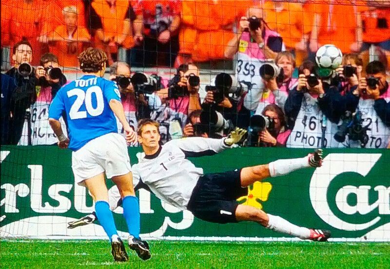 Francesco Totti aus Italien verwandelt seinen Elfmeter mit dem Terrestra Silverstream im Halbfinale gegen die Niederlande. (gemeinfrei)